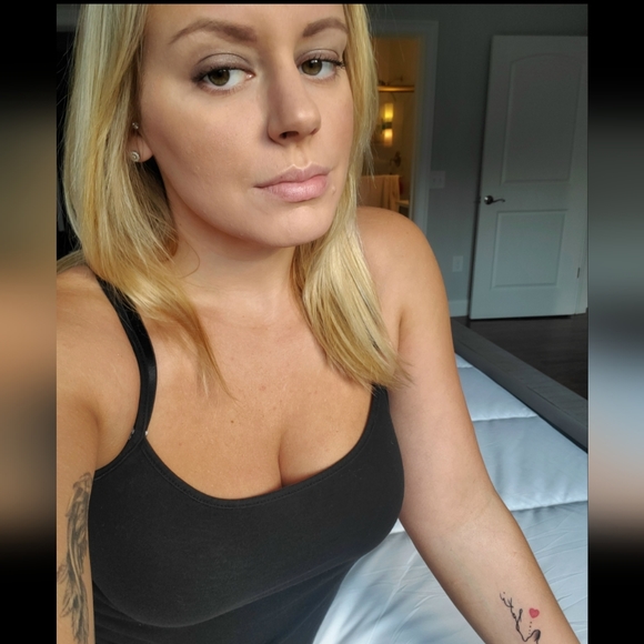 Meet your Posher, Elyse π - Picture 3 of 3